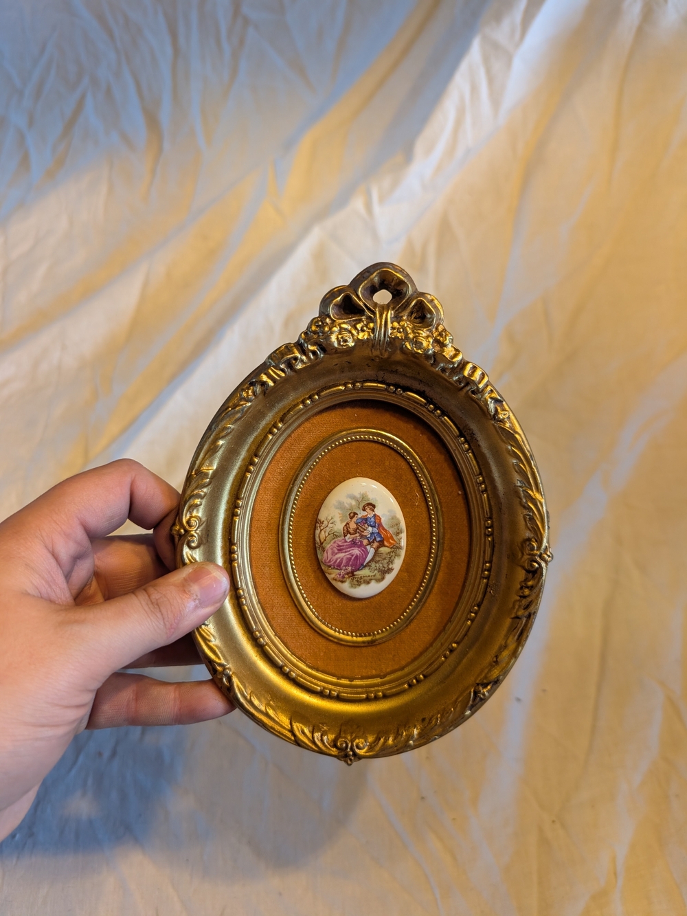 2/50$ Vintage Gold Oval Decorative Wall Frame with Medallion
